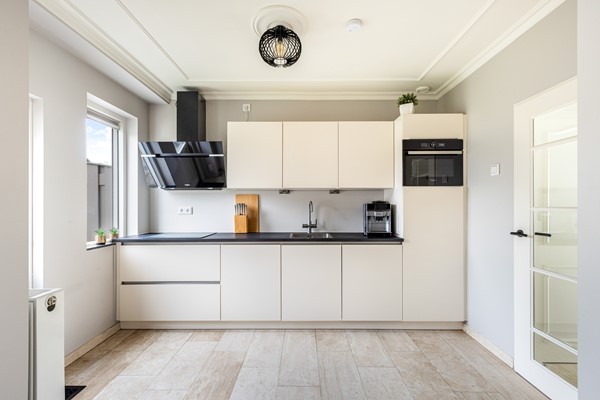 Foto - Te koop: Ruime 2-onder-1-kapwoning met dubbele garage, eigen oprit en fijne tuin